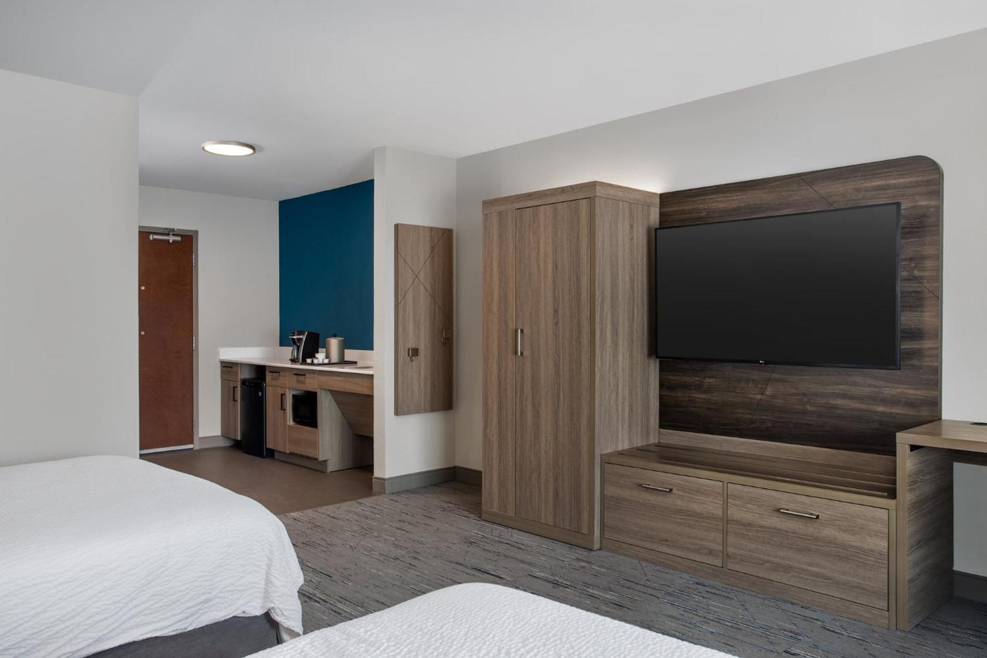 Express & By Ihg 2*